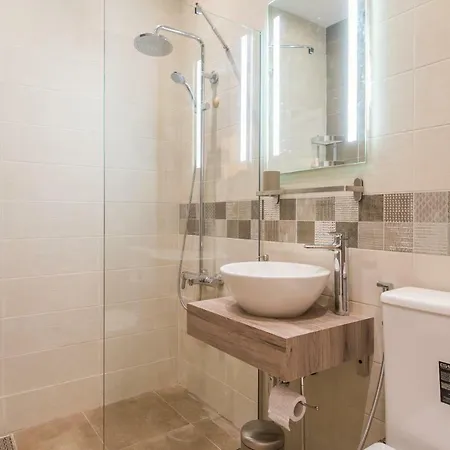 דירה Designer & Luxurious, Business, One Bedroom In By Flat Mаnager